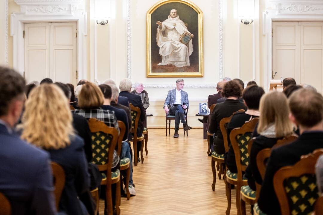 Herojus: biografijos "Adamkus" pristatymo įdėmiai klausėsi ir Jo Ekscelencija prezidentas V.Adamkus.