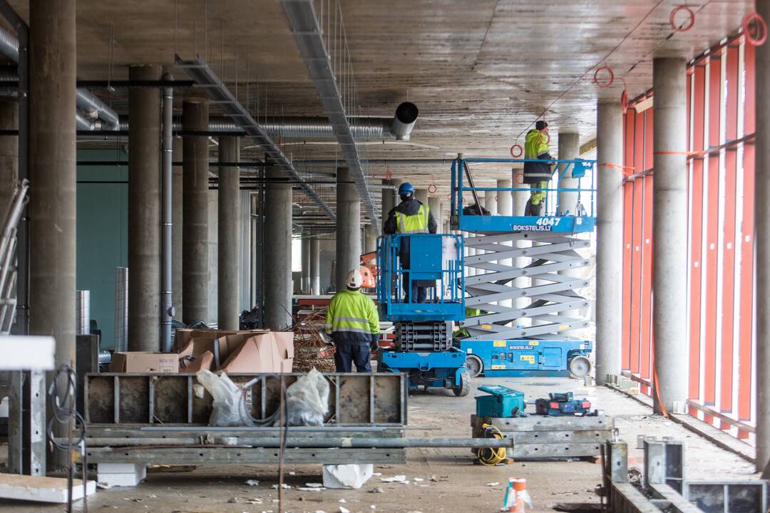 Darbai: Dariaus ir Girėno stadiono tribūnose jau montuojamos kėdės.