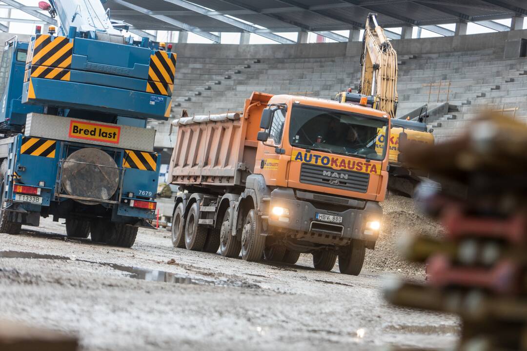 Darbai: Dariaus ir Girėno stadiono tribūnose jau montuojamos kėdės.