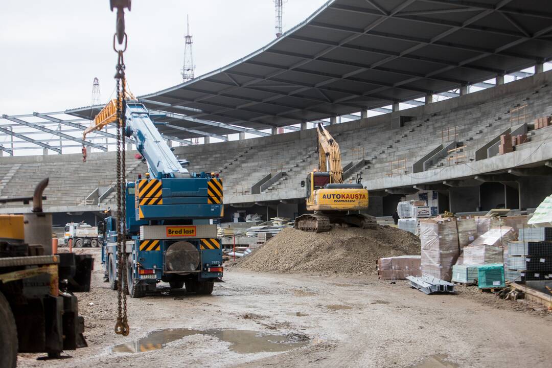 Darbai: Dariaus ir Girėno stadiono tribūnose jau montuojamos kėdės.