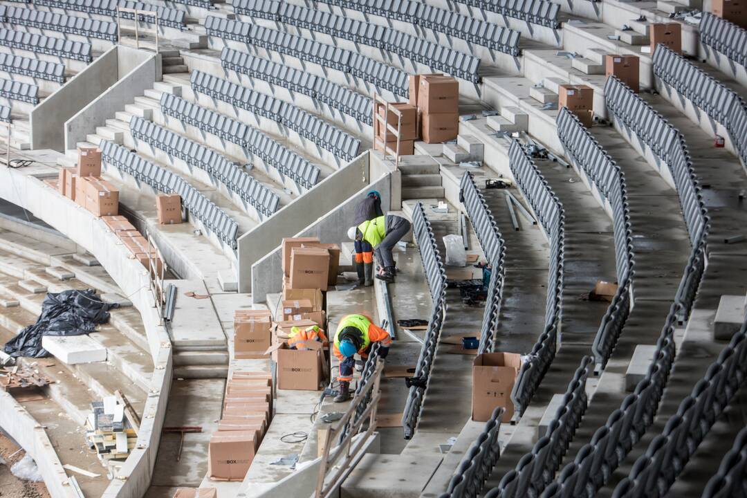 Darbai: Dariaus ir Girėno stadiono tribūnose jau montuojamos kėdės.