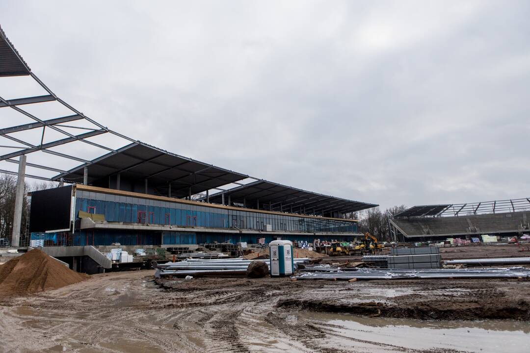 Darbai: Dariaus ir Girėno stadiono tribūnose jau montuojamos kėdės.