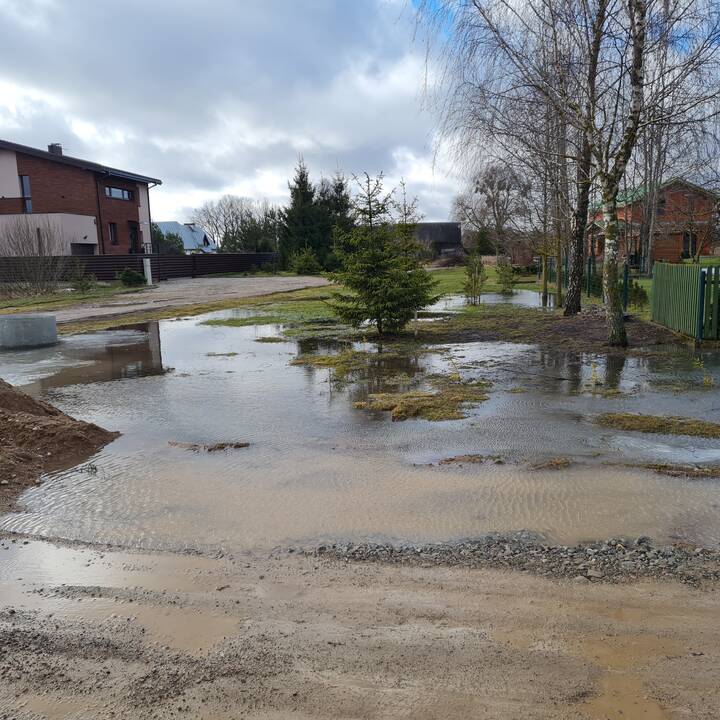Nebaigta: darbininkai išvažiavo, bet balos liko.
