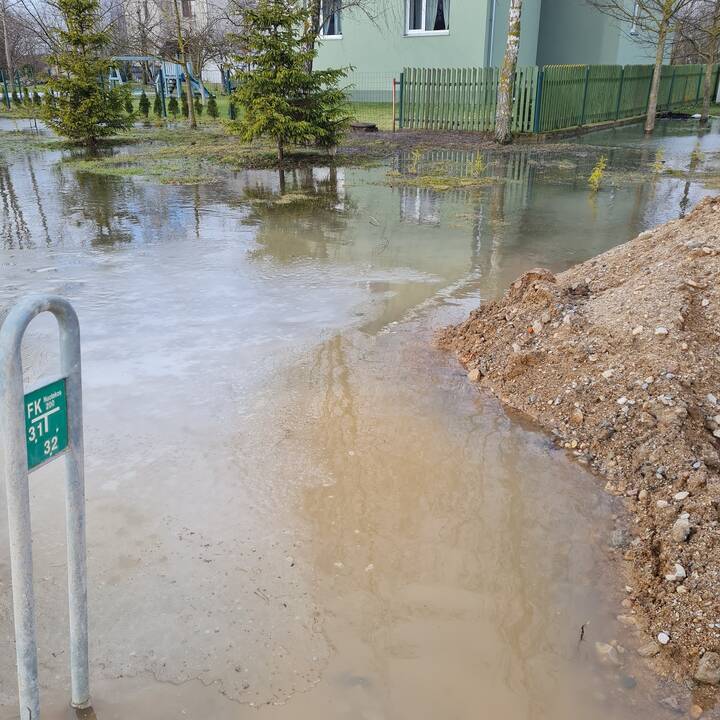 Nebaigta: darbininkai išvažiavo, bet balos liko.