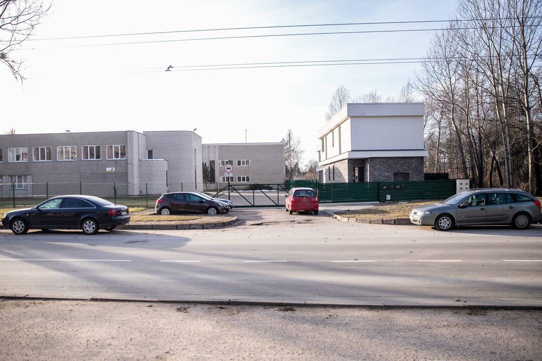 Taisyklės: Kelių eismo taisyklės nurodo, kad automobilius galima palikti ne arčiau kaip 5 m iki įvažos į kiemus.
