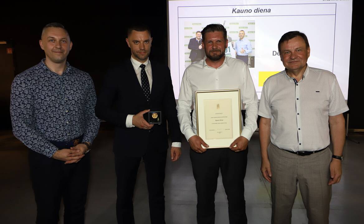 Gausiai: į pagerbimo šventę susirinkę klubui nusipelnę žmonės vos tilpo į kadrą.