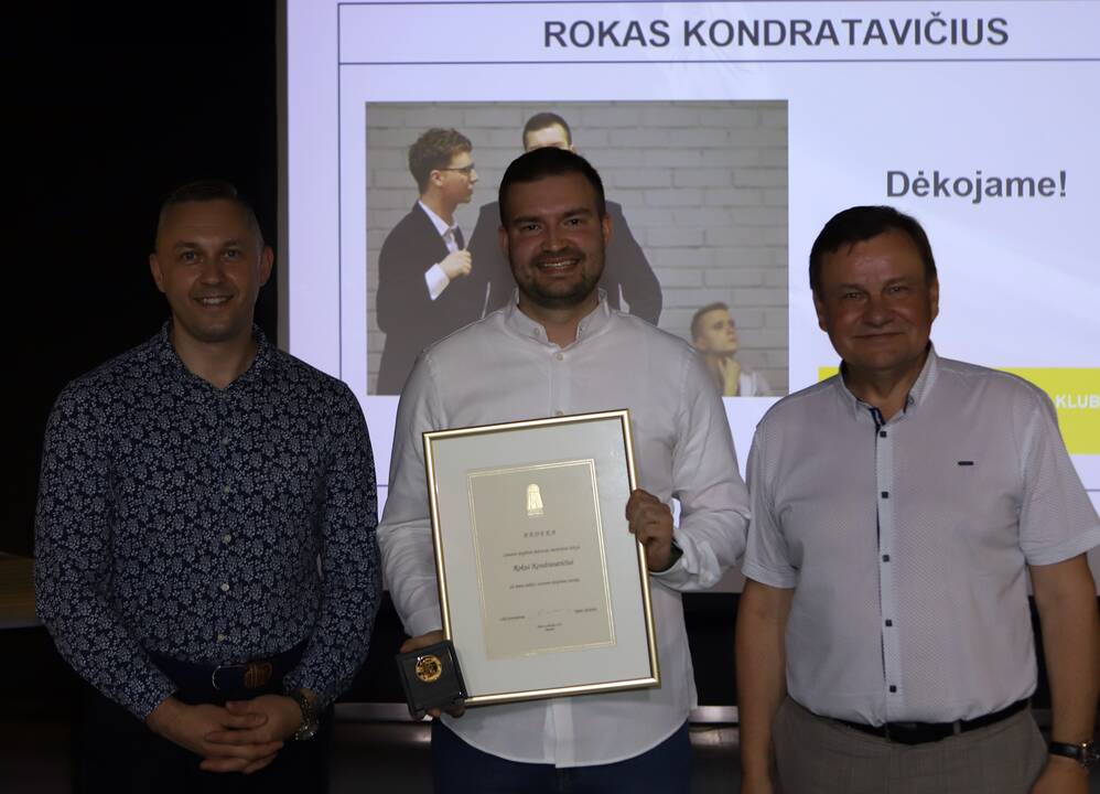 Gausiai: į pagerbimo šventę susirinkę klubui nusipelnę žmonės vos tilpo į kadrą.