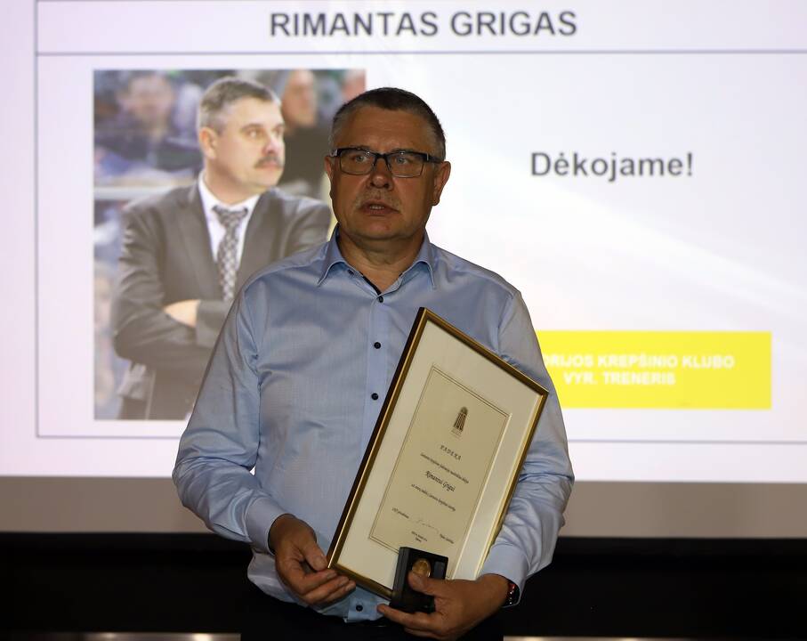Gausiai: į pagerbimo šventę susirinkę klubui nusipelnę žmonės vos tilpo į kadrą.
