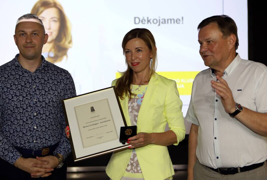 Gausiai: į pagerbimo šventę susirinkę klubui nusipelnę žmonės vos tilpo į kadrą.