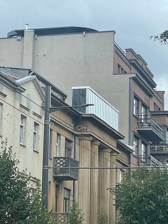 Nedera: akis bado skardomis uždengta Kęstučio g. 40 viršutinė pastato detalė.