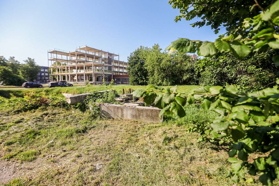 Žvilgsnis: greta pradėto remontuoti  penkiaaukščio „Juzės“ komplekso Savanorių pr. 225 – tuščias sklypas, kuriama planuojamas septynaukštis.