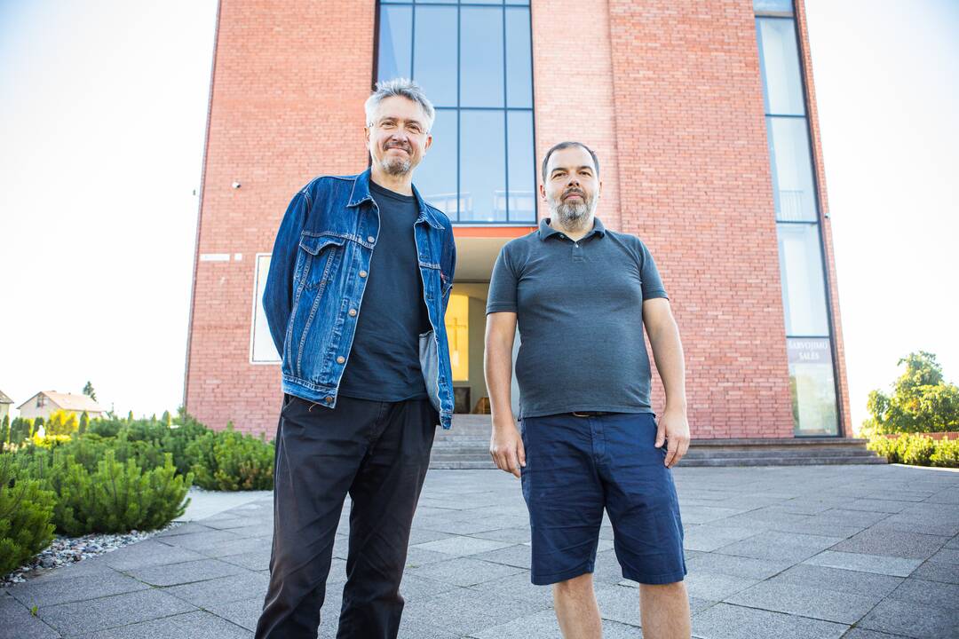 Įspūdingi: V.Miliūnas su R.Rimkūnu kviečia pasigrožėti varpais, kurie kol kas įkurdinti bažnyčioje ir laukia greta jos iškilsiančios varpinės.