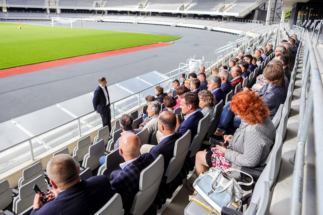 Simboliška: KKPDA narių susirinkimas surengtas netrukus duris visuomenei atversiančiame stadione.