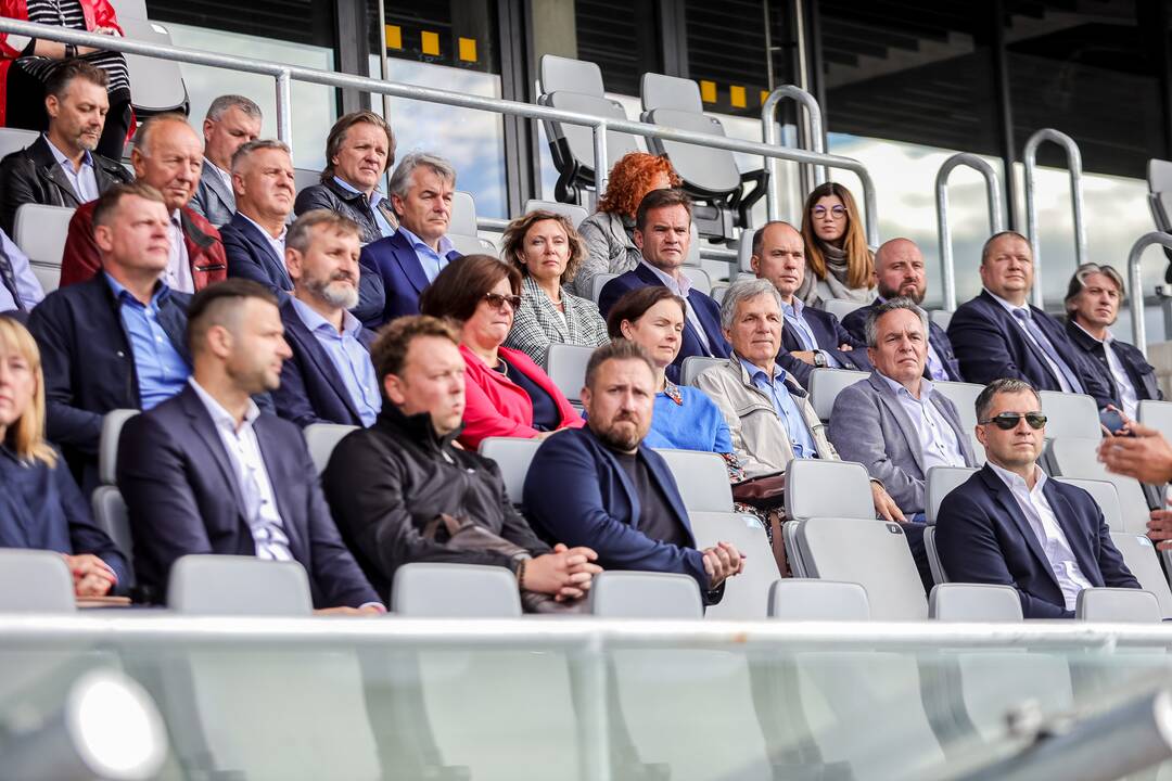 Simboliška: KKPDA narių susirinkimas surengtas netrukus duris visuomenei atversiančiame stadione.