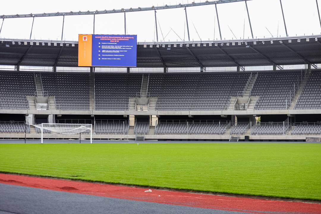 Simboliška: KKPDA narių susirinkimas surengtas netrukus duris visuomenei atversiančiame stadione.