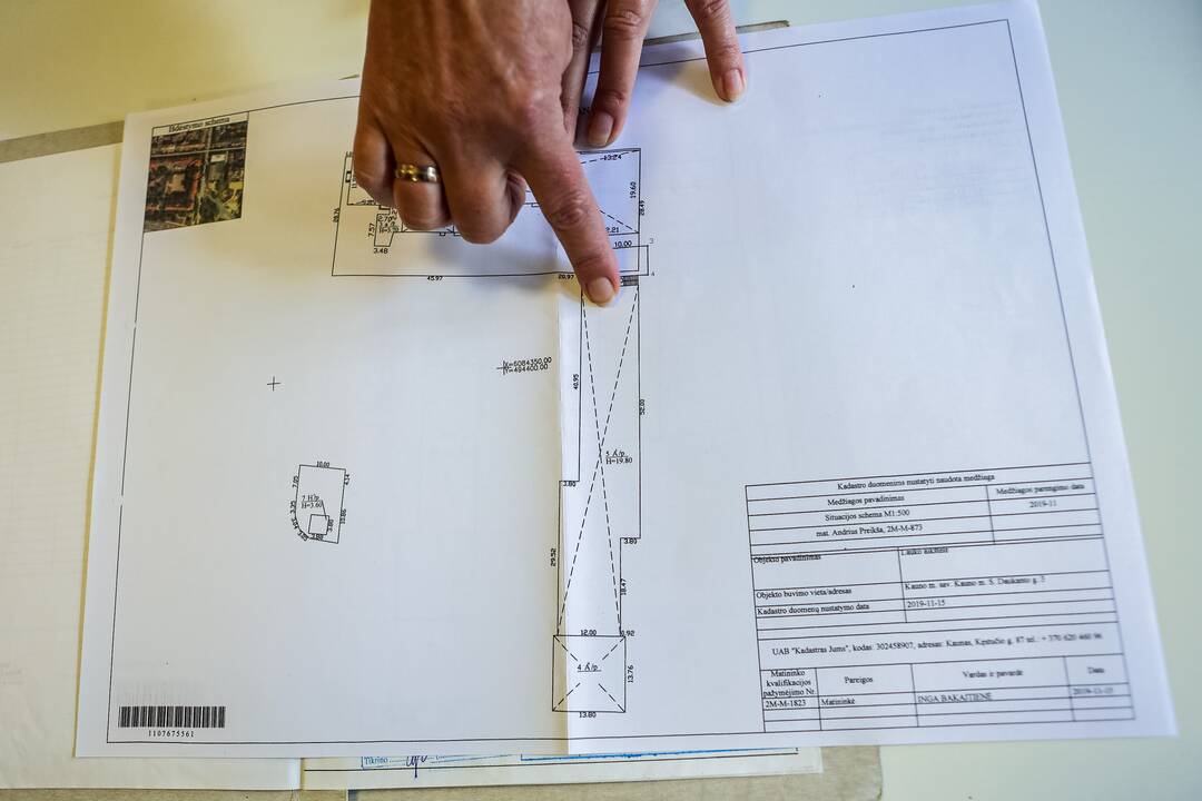 Ieškinys: G.Velavičius aiškina 2012 m. nusipirkęs patalpas kartu su lauko aikštele, tačiau naudotis ja negali bene dvejus metus ir tikisi servituto teisės.
