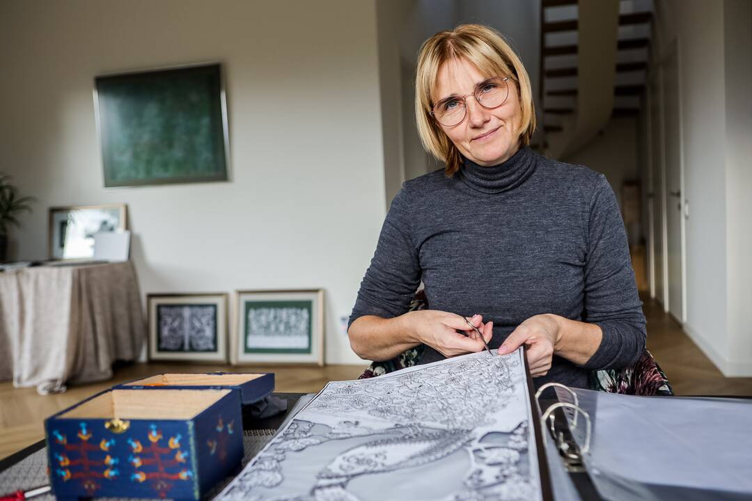 Praktiška: dažniau Rasa savo piešinius karpo iš raštvedybos popieriaus, kuris tinka ir buhalterijai, ir karpiniams.