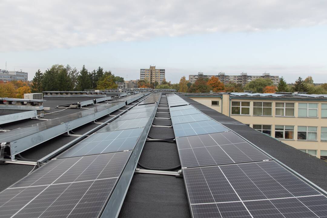 Atsinaujino: „Vyturio“ gimnazijoje prieš šiuos mokslo metus įrengta saulės elektrinė.