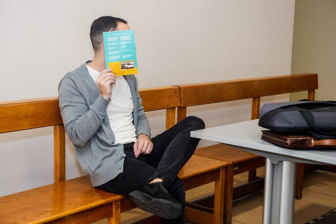Biografija: veidus slėpę M. Tėvainis (iš kairės) ir D. Kalinovas po „VW Golf“ susprogdinimo įkliuvo ir dėl vagysčių iš automobilių.