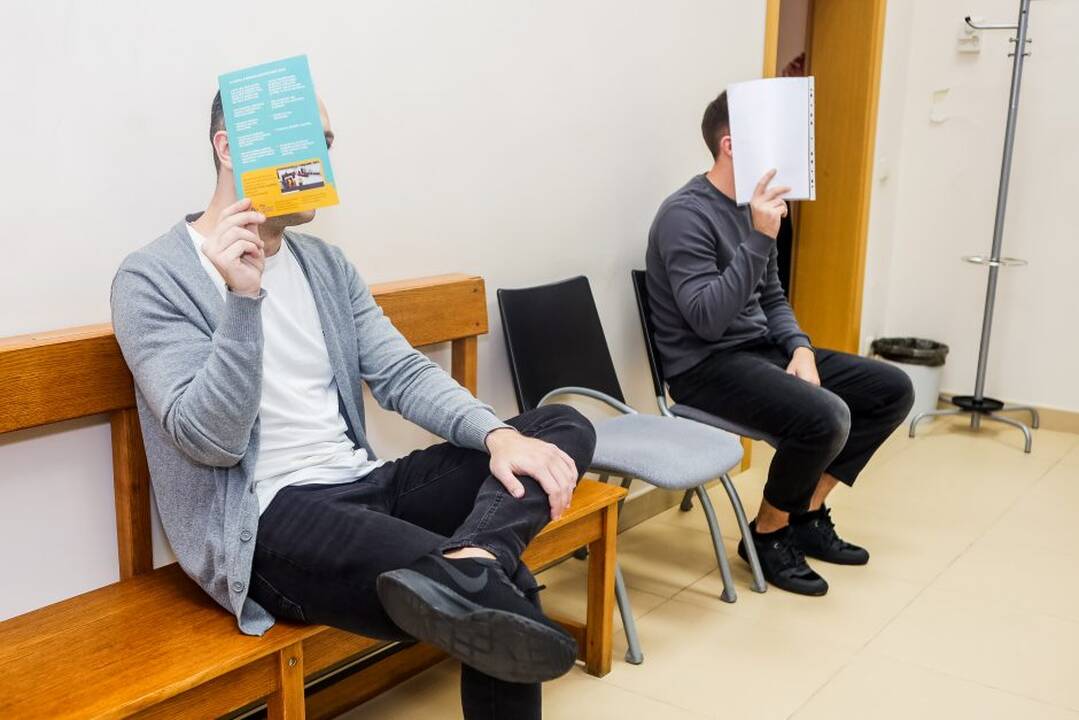 Biografija: veidus slėpę M. Tėvainis (iš kairės) ir D. Kalinovas po „VW Golf“ susprogdinimo įkliuvo ir dėl vagysčių iš automobilių.