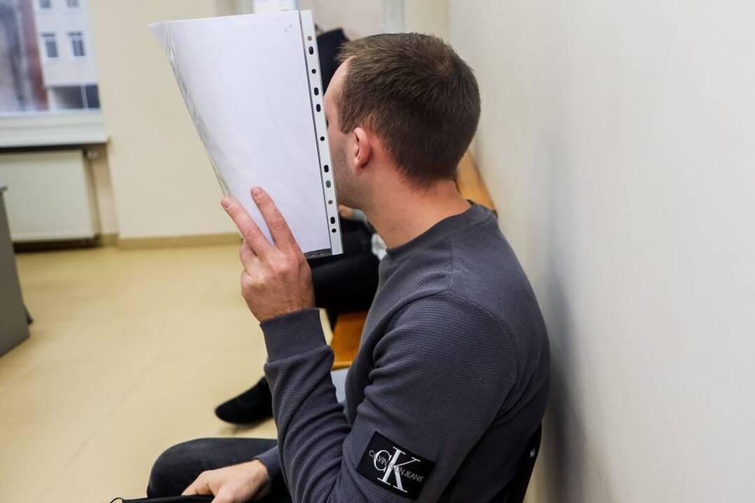 Biografija: veidus slėpę M. Tėvainis (iš kairės) ir D. Kalinovas po „VW Golf“ susprogdinimo įkliuvo ir dėl vagysčių iš automobilių.