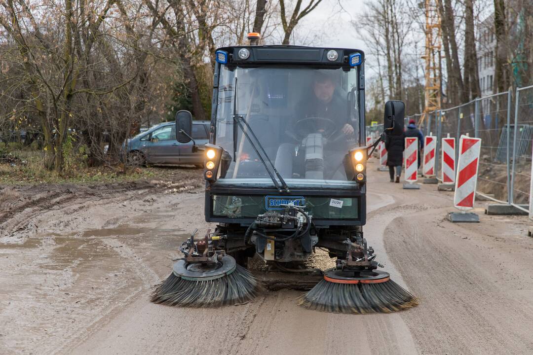 Laikina: nors išvažiuojant iš statybvietės privaloma plauti automobilio ratus, tačiau purvas greitai vėl nusėda ant gatvės ir šaligatvių.