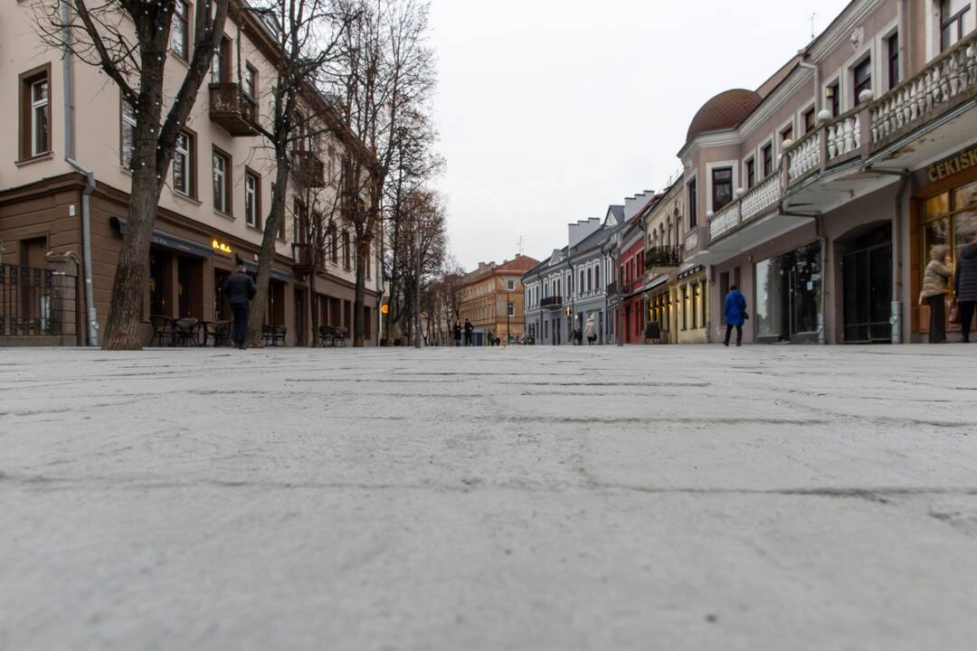 Papuošta: Vilniaus gatvėje jau tviska eglutės, bet oficialiai čia – statybų aikštelė.