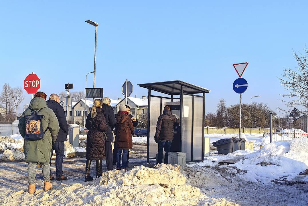 Eilės: žmonės turi stovėti eilėse, kol galės susimokėti.