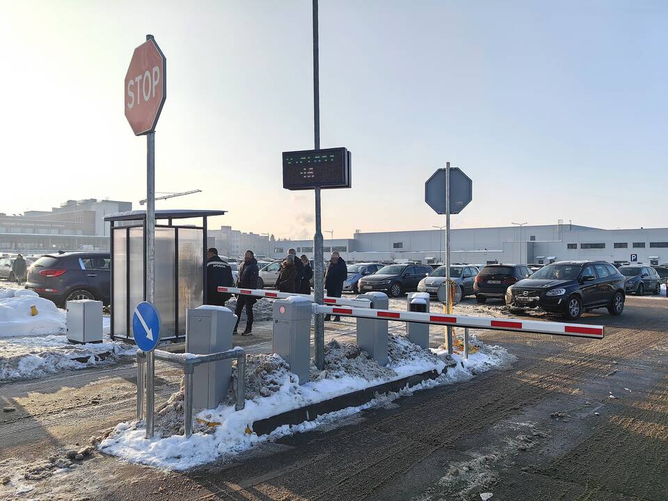 Eilės: žmonės turi stovėti eilėse, kol galės susimokėti.