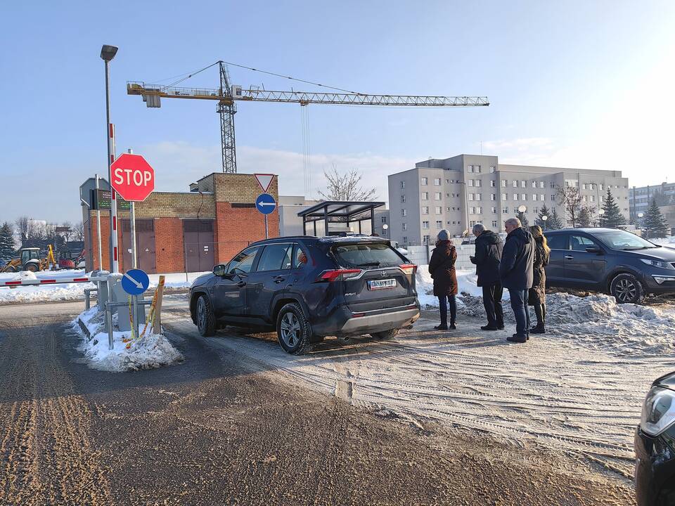 Eilės: žmonės turi stovėti eilėse, kol galės susimokėti.