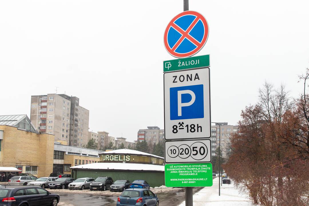 Perkėlė: parkomatas būdavo dešinėje pusėje prie šaligatvio, tačiau dabar jis arčiau gatvės, nuo aikštelės nutolęs 20 m.