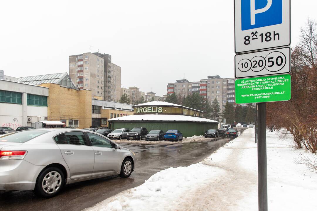 Perkėlė: parkomatas būdavo dešinėje pusėje prie šaligatvio, tačiau dabar jis arčiau gatvės, nuo aikštelės nutolęs 20 m.
