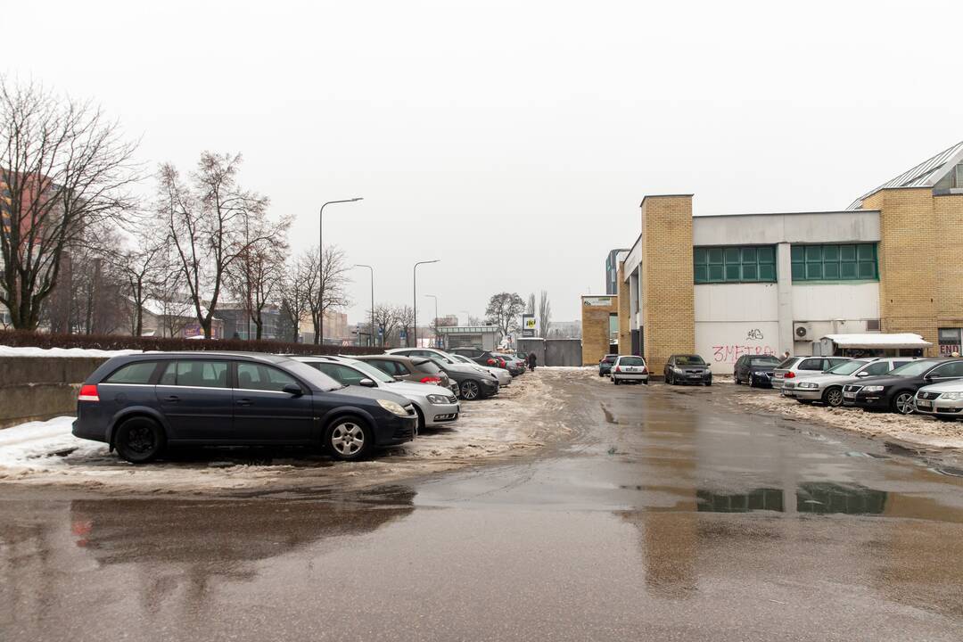 Perkėlė: parkomatas būdavo dešinėje pusėje prie šaligatvio, tačiau dabar jis arčiau gatvės, nuo aikštelės nutolęs 20 m.