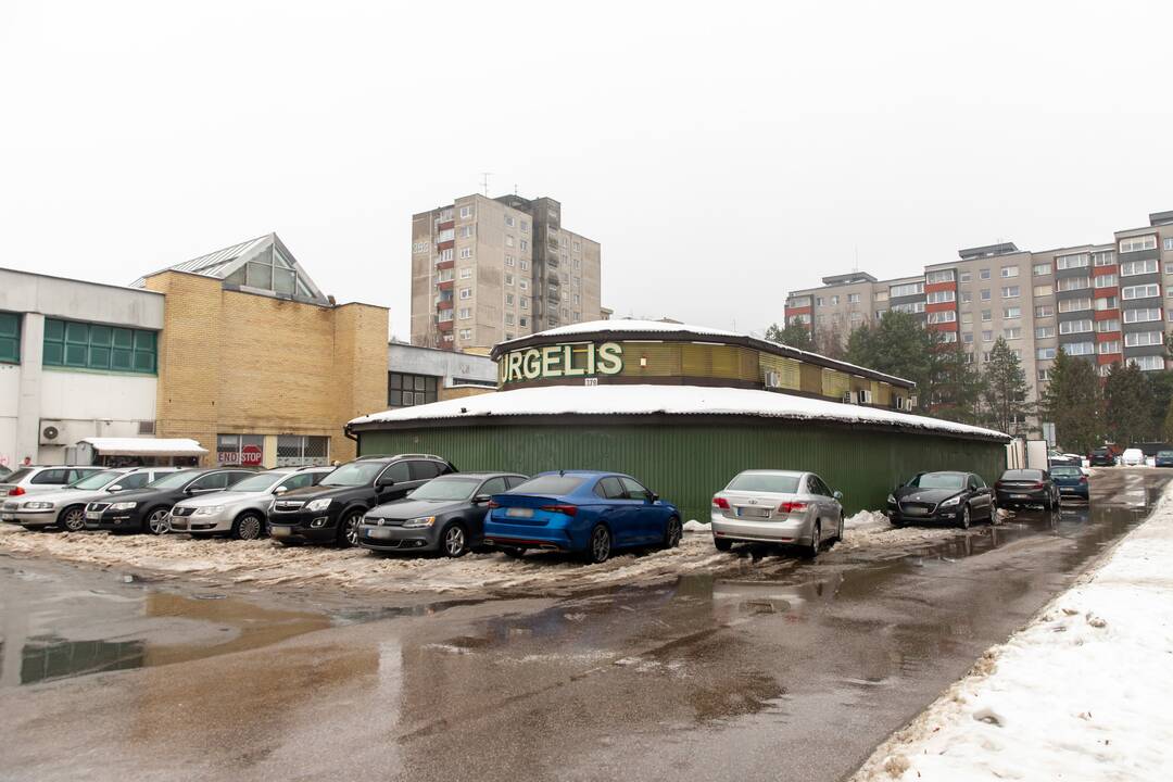 Perkėlė: parkomatas būdavo dešinėje pusėje prie šaligatvio, tačiau dabar jis arčiau gatvės, nuo aikštelės nutolęs 20 m.