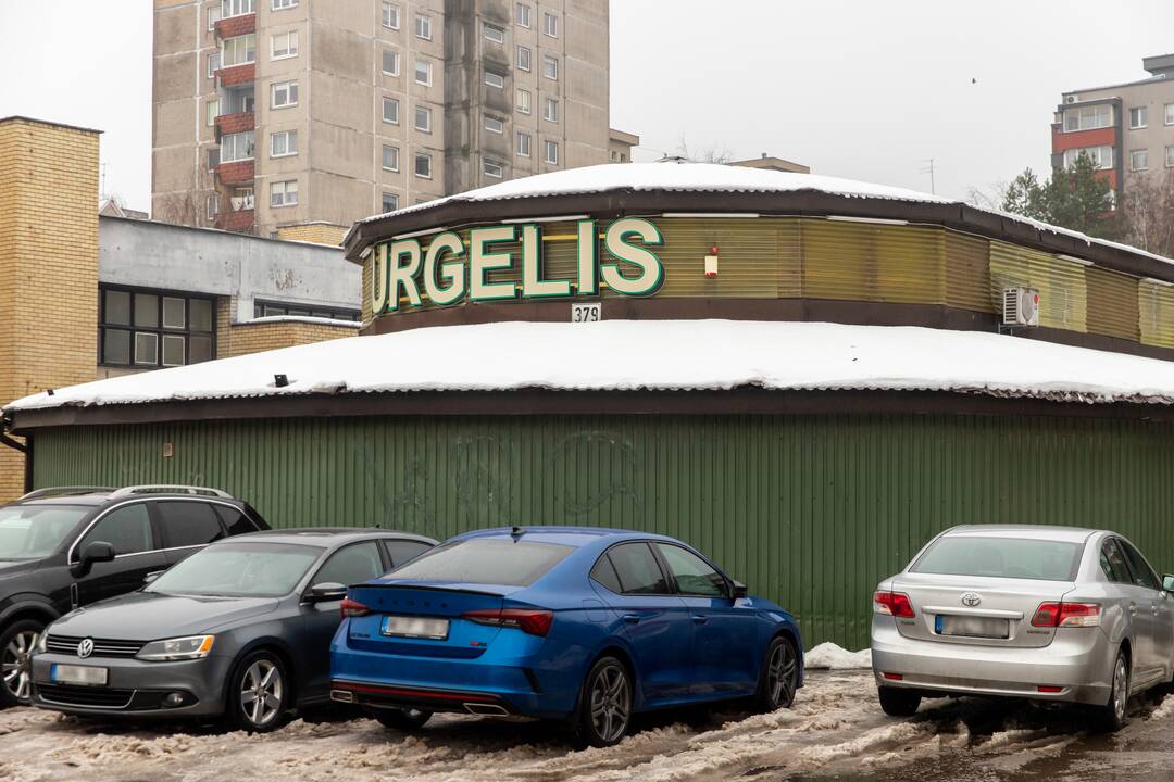 Perkėlė: parkomatas būdavo dešinėje pusėje prie šaligatvio, tačiau dabar jis arčiau gatvės, nuo aikštelės nutolęs 20 m.