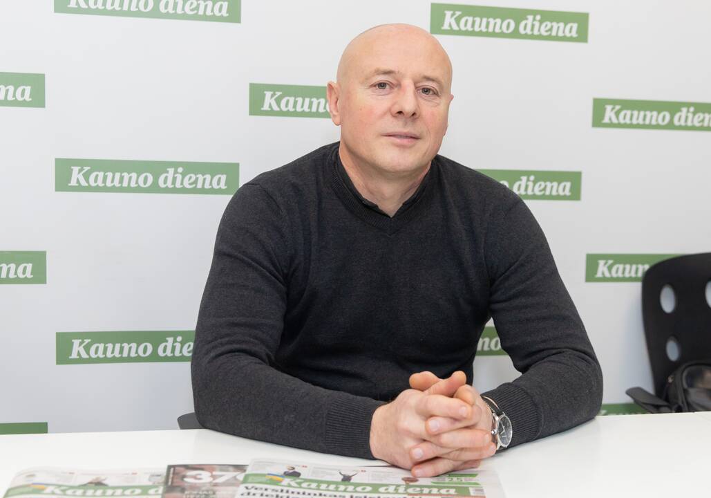 Padariniai: dideli nesklandumai verslininką A. Stasiulevičių (centre) užgriuvo, kai nusprendė kreiptis į lenktynininkų bendruomenėje neblogai žinomą klaipėdietį.