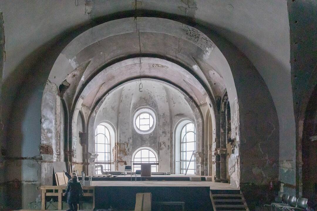 Žymės: atnaujinant fasadą atidengtas dominikonų bažnyčios tinkas, o iškapotas jis buvo įrengiant cerkvę, kad storas naujo tinko sluoksnis sukibtų.