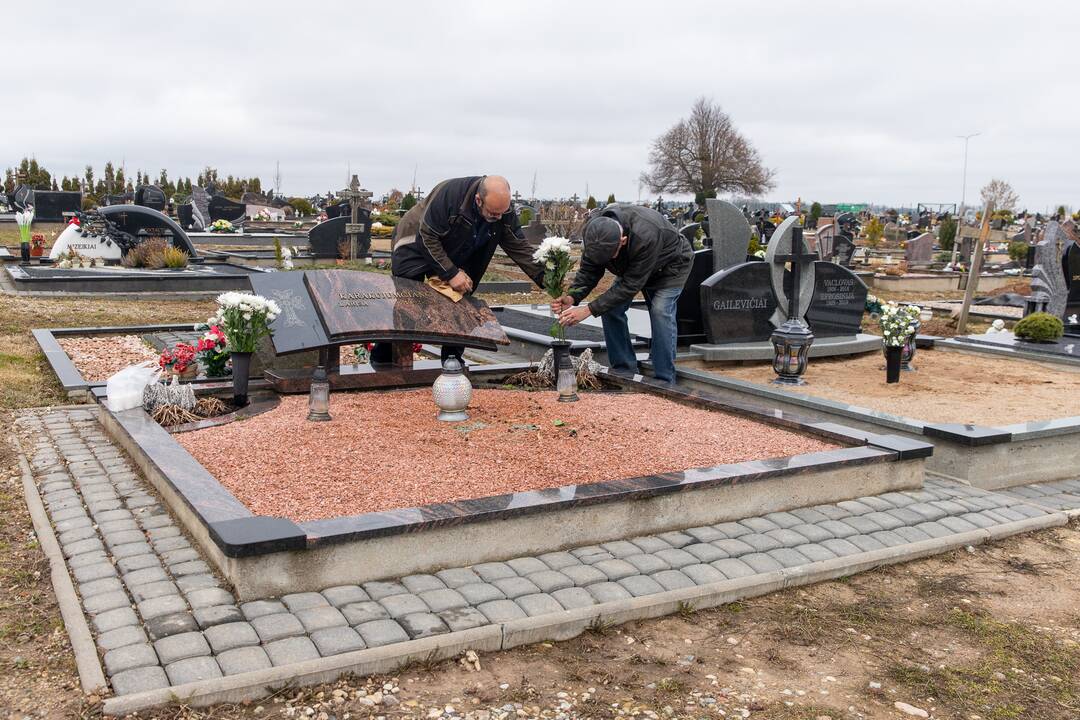 Ryšiai: A. Karakujumšiantso žmona, Lietuvos pilietė, palaidota Vainatrakio kapinėse. Vyrui tai labai brangi vieta.