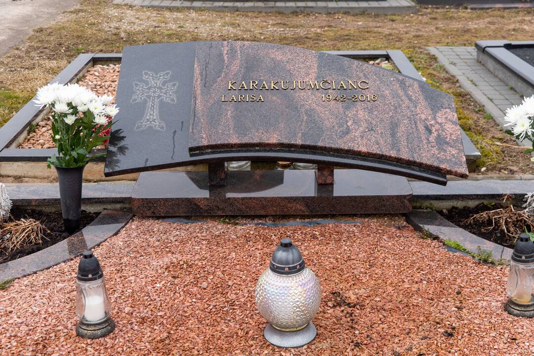 Ryšiai: A. Karakujumšiantso žmona, Lietuvos pilietė, palaidota Vainatrakio kapinėse. Vyrui tai labai brangi vieta.