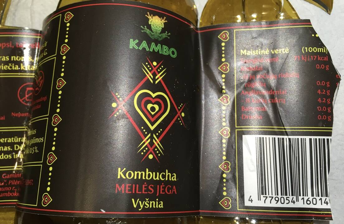 Šukės: sprogus buteliui, smulkūs stiklai pažiro po kambarį, o didieji liko maišelyje.