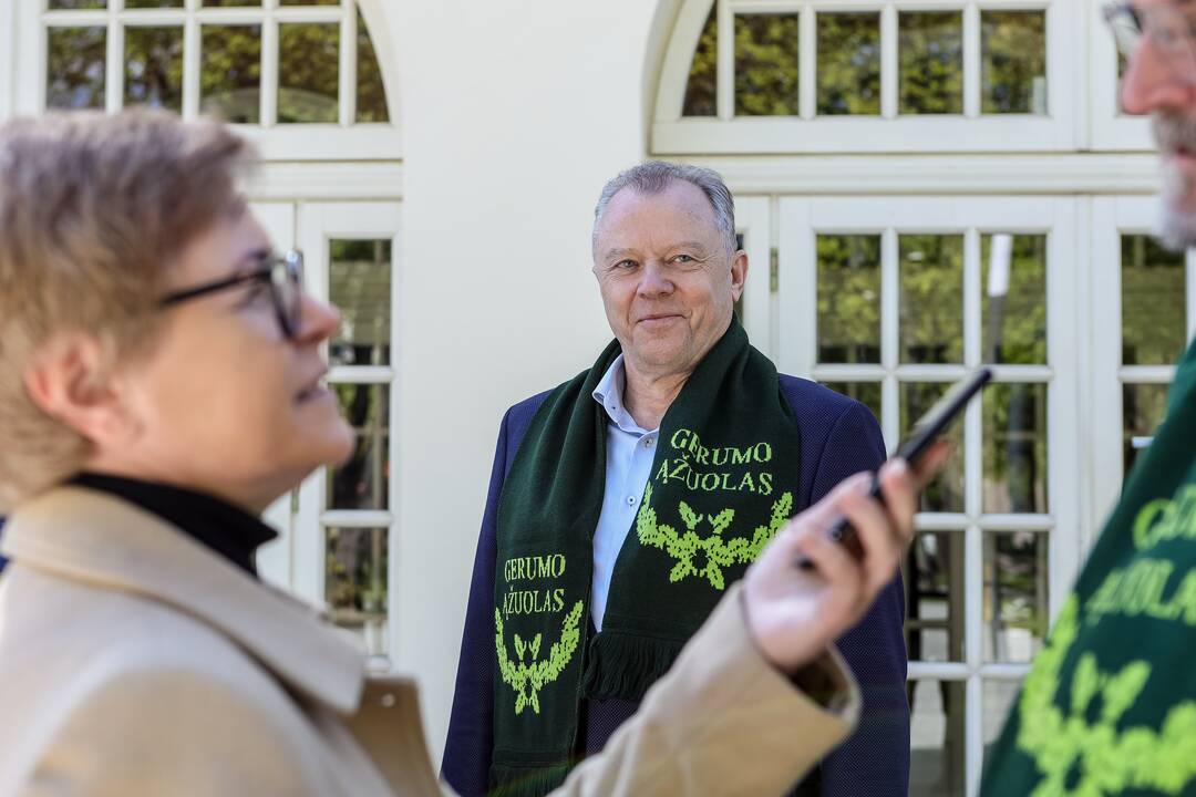 Pagerbė: padėjusieji organizuoti Ukrainos aukų atminties ąžuolyno sodinimo šventę, apjuosti „Gerumo ąžuolo“ šalikais ir apdovanoti prisiminimo lentelėmis.