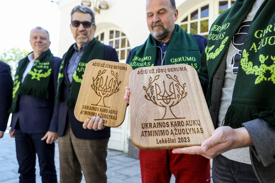 Pagerbė: padėjusieji organizuoti Ukrainos aukų atminties ąžuolyno sodinimo šventę, apjuosti „Gerumo ąžuolo“ šalikais ir apdovanoti prisiminimo lentelėmis.