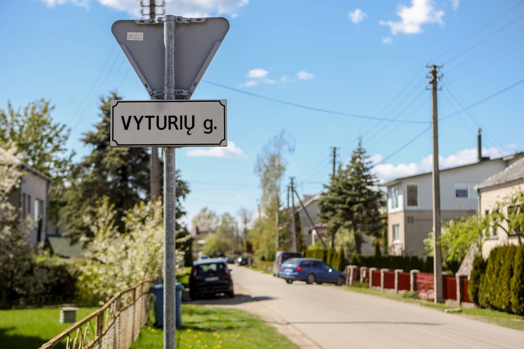 Skambutis: vaiką apkandžiojęs keturkojis buvo laikomas viename šios gatvės namų.
