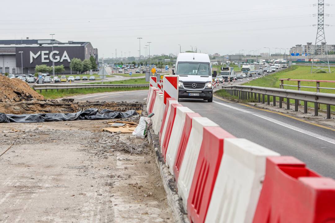 Situaciją: betonas nuo druskos poveikio yra ištrupėjęs ir praradęs sukibimą su armatūra, o armatūra – surūdijusi.