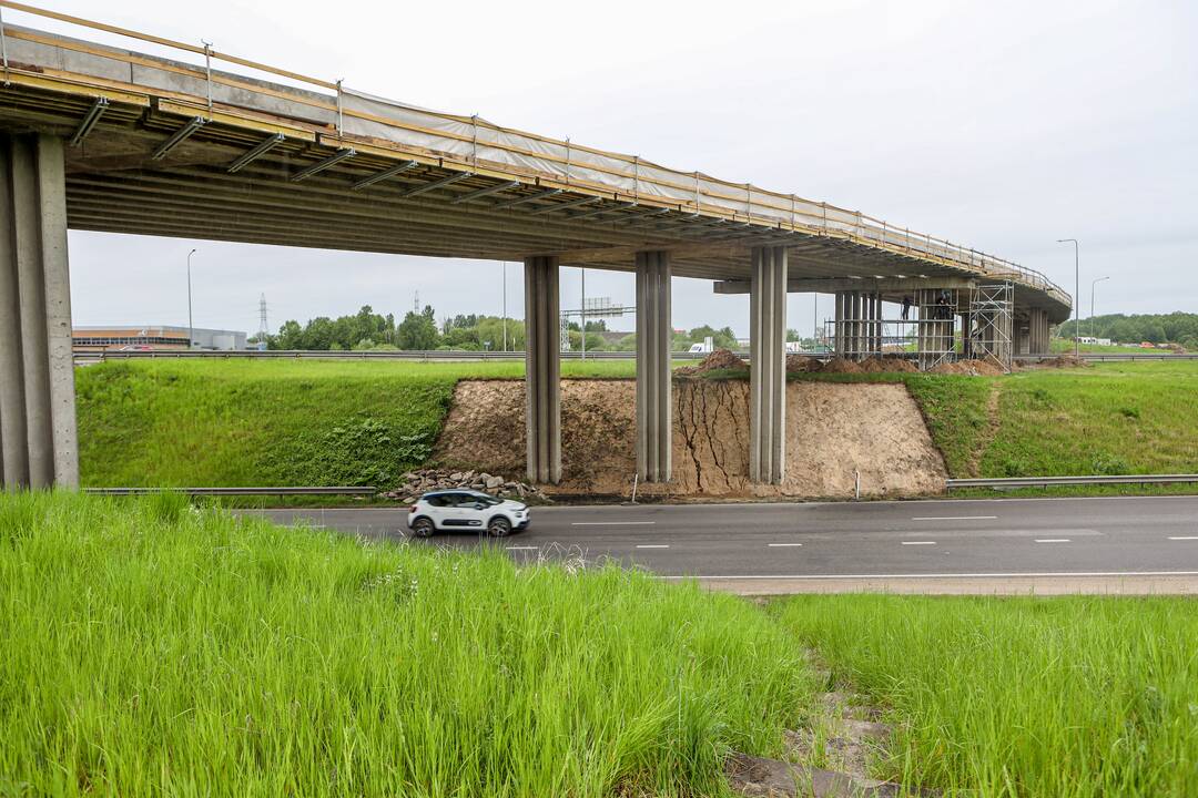 Situaciją: betonas nuo druskos poveikio yra ištrupėjęs ir praradęs sukibimą su armatūra, o armatūra – surūdijusi.