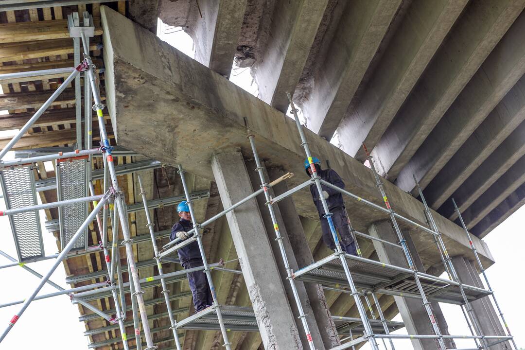 Situaciją: betonas nuo druskos poveikio yra ištrupėjęs ir praradęs sukibimą su armatūra, o armatūra – surūdijusi.