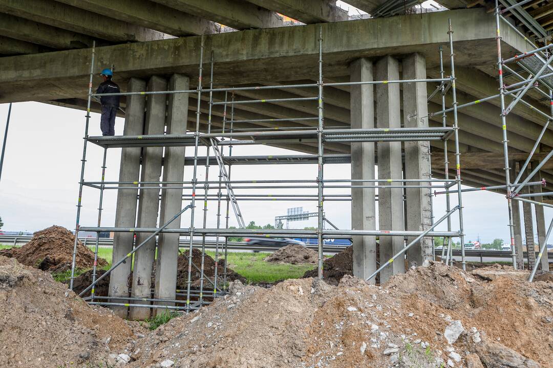 Situaciją: betonas nuo druskos poveikio yra ištrupėjęs ir praradęs sukibimą su armatūra, o armatūra – surūdijusi.