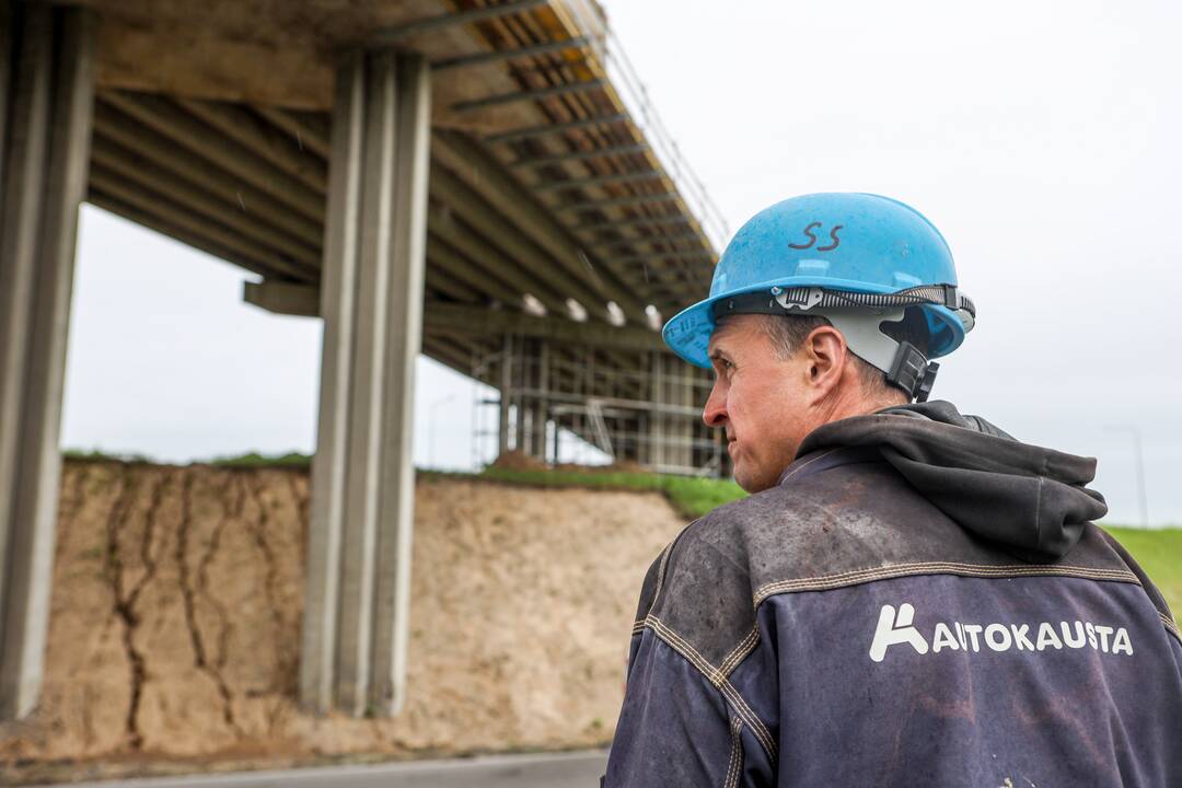 Situaciją: betonas nuo druskos poveikio yra ištrupėjęs ir praradęs sukibimą su armatūra, o armatūra – surūdijusi.