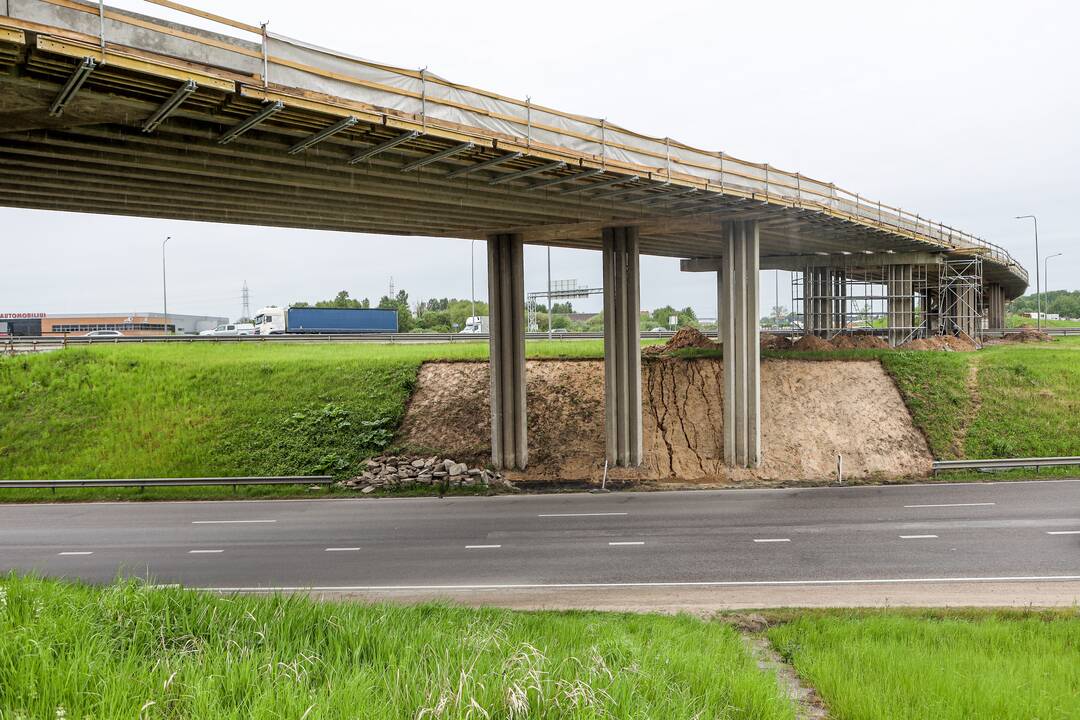 Situaciją: betonas nuo druskos poveikio yra ištrupėjęs ir praradęs sukibimą su armatūra, o armatūra – surūdijusi.