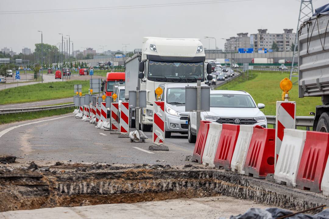 Situaciją: betonas nuo druskos poveikio yra ištrupėjęs ir praradęs sukibimą su armatūra, o armatūra – surūdijusi.